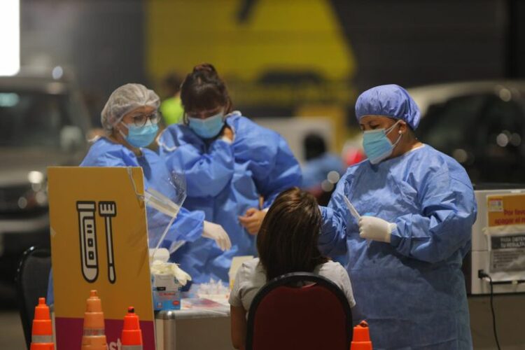 Continúa la suba de contagios: reportaron 33.902 nuevos casos de coronavirus