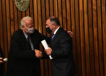 Tenso cruce entre Juez y Vélez Funes en una entrega de diplomas