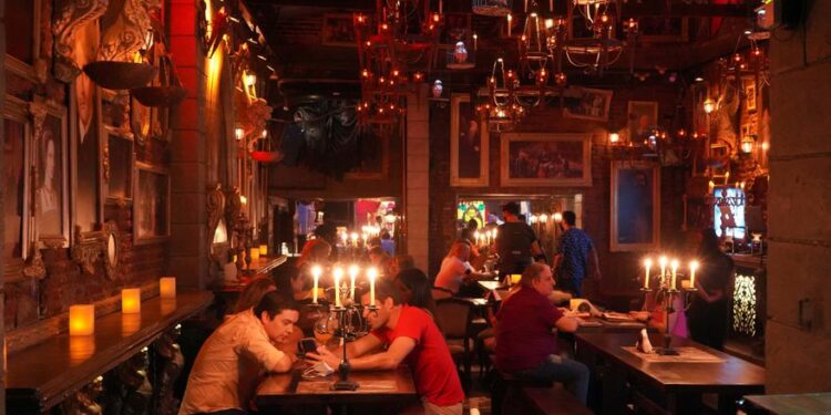 Larga espera para conseguir reserva en el primer bar temático de Harry Potter en Argentina
