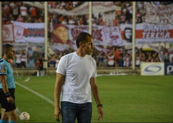 Presentaron oficialmente a Lucas Bovaglio como el nuevo DT de Instituto