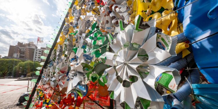 Hoy se enciende el árbol de navidad 100% reciclable