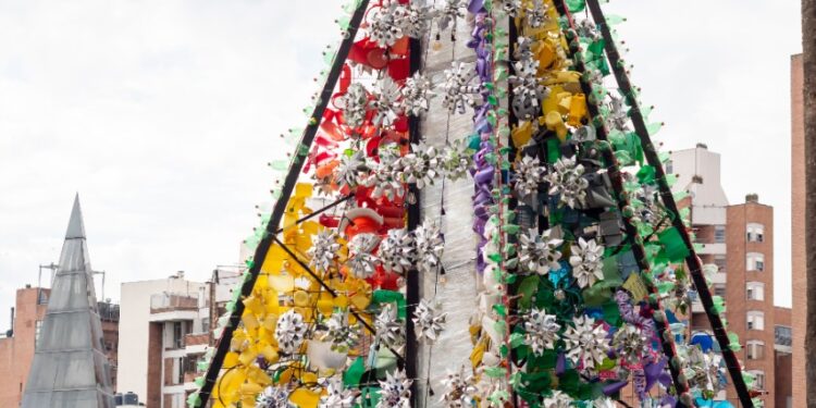 Hoy se enciende el árbol de navidad 100% reciclable