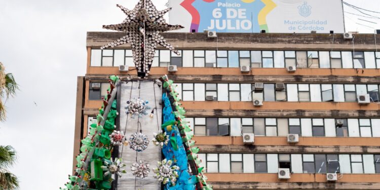 Hoy se enciende el árbol de navidad 100% reciclable