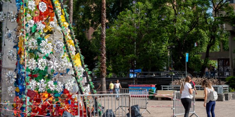 Hoy se enciende el árbol de navidad 100% reciclable