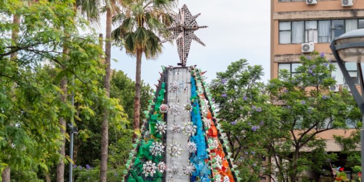 Hoy se enciende el árbol de navidad 100% reciclable
