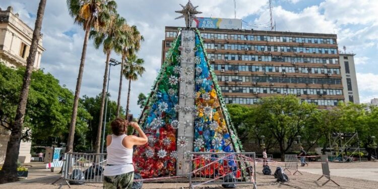 Hoy se enciende el árbol de navidad 100% reciclable