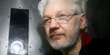 Un tribunal británico aprobó la extradición de Assange
