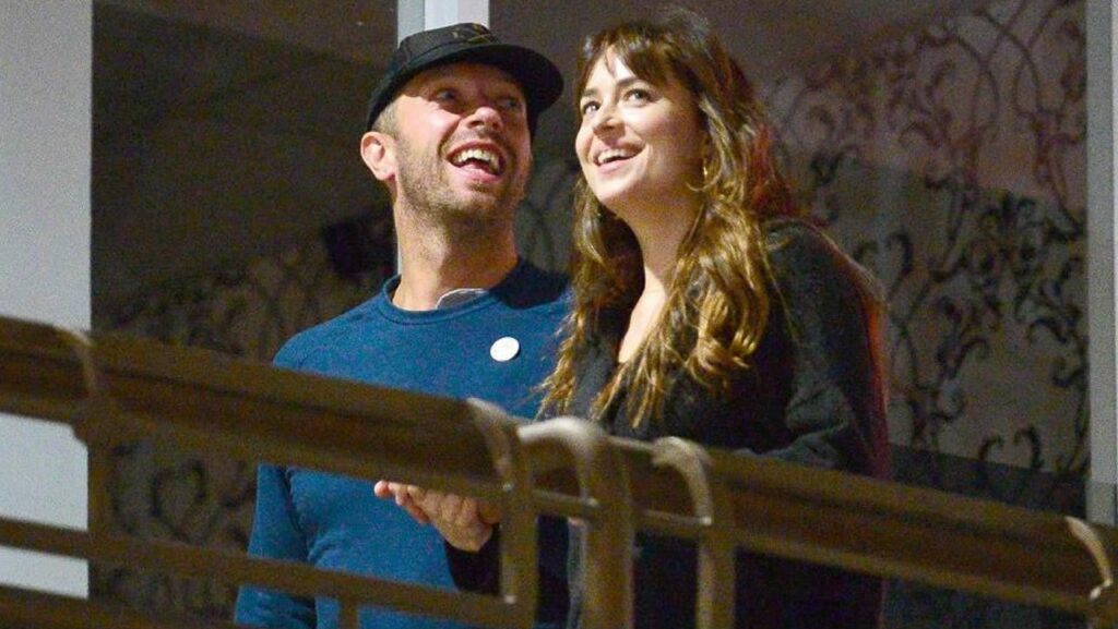 Dakota Johnson dio detalles de su relación con Chris Martin: “Llevamos juntos bastante tiempo”