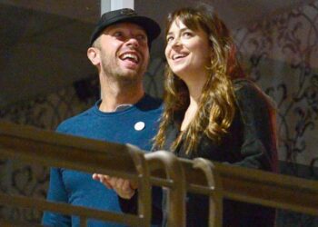 Dakota Johnson dio detalles de su relación con Chris Martin: “Llevamos juntos bastante tiempo”