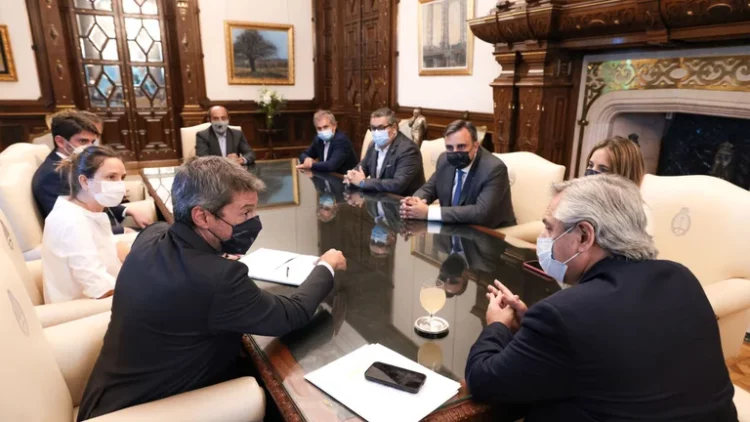 Alberto Fernández junto a Matías Lammens en la firma del "compromiso" con empresarios de las cámaras del sector del turismo y gastronomía. Fuente: Gobierno Nacional