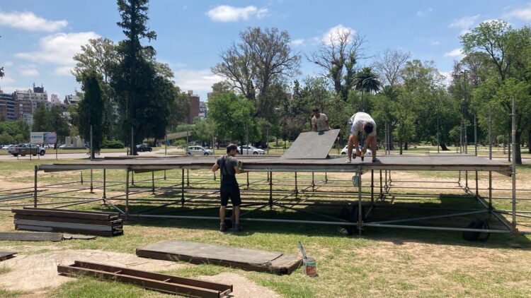 Se preparan las carpas para desarrolar el evento