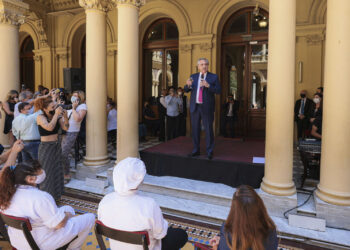 El Gobierno calificó de “lapidario” el informe de deuda del FMI