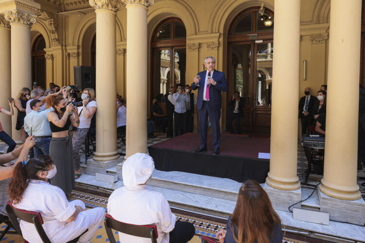 El Gobierno calificó de “lapidario” el informe de deuda del FMI