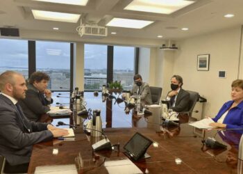 Una misión argentina viaja a Washington para avanzar en la negociación con el FMI
