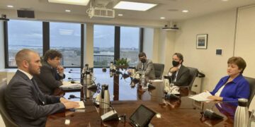 Una misión argentina viaja a Washington para avanzar en la negociación con el FMI