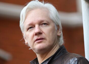 La Justicia británica revocó la decisión de no extraditar a Julian Assange