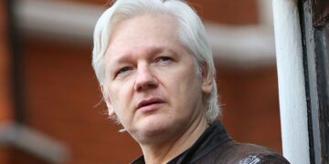 La Justicia británica revocó la decisión de no extraditar a Julian Assange