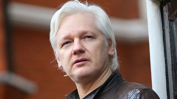 La Justicia británica revocó la decisión de no extraditar a Julian Assange