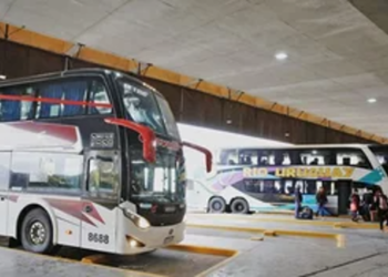 Aíslan a 15 pasajeros de un micro por un posible caso de la variante Ómicron