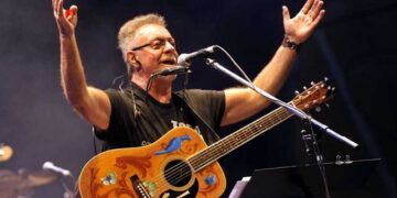 León Gieco desmintió haber cobrado un monto millonario por actuar el Día de la Democracia