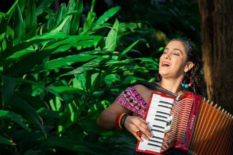 Entre melodías, canciones y bailes