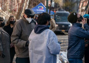 Un hombre no vacunado, la primera víctima mortal de Ómicrom en EE.UU.