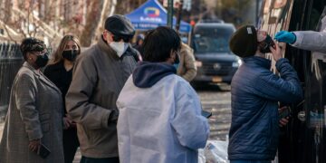 Un hombre no vacunado, la primera víctima mortal de Ómicrom en EE.UU.