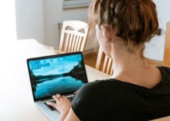 La mayoría de los argentinos prefiere trabajar de manera híbrida