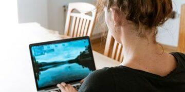 La mayoría de los argentinos prefiere trabajar de manera híbrida