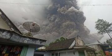 La erupción de un volcán genera pánico en Indonesia: al menos un muerto y 41 quemados