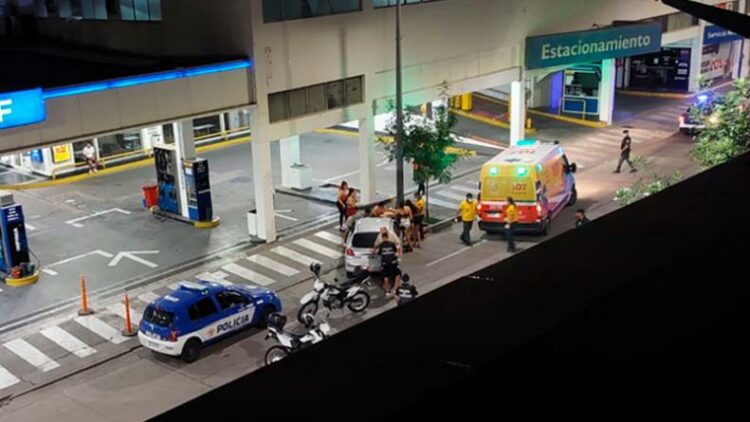 Acosaron y atropellaron a una joven en pleno centro
