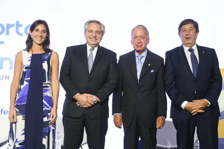 El presidente Fernández, ayer junto a los referentes de la UIA.