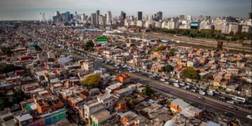 La UCA informó que la pobreza bajó al 43,8%