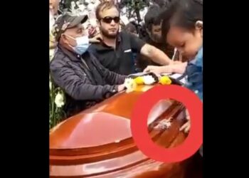 Un bebé juega con unos misteriosos pelos que sobresalen de un ataúd y se esconden terroríficamente