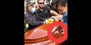 Un bebé juega con unos misteriosos pelos que sobresalen de un ataúd y se esconden terroríficamente