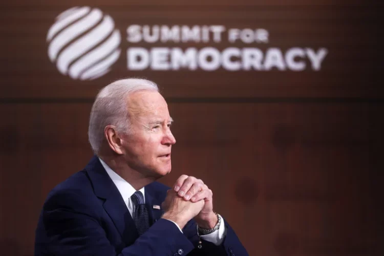 Biden convocó a defender la democracia en todo el mundo