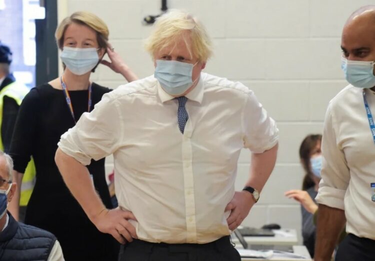 El Primer Ministro Boris Johnson visitó un centro de vacunación en Paddington, Londres.