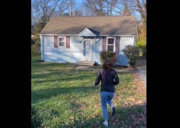 Empezó intercambiando pequeños objetos por otros más caros hasta que consiguió una casa