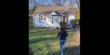 Empezó intercambiando pequeños objetos por otros más caros hasta que consiguió una casa