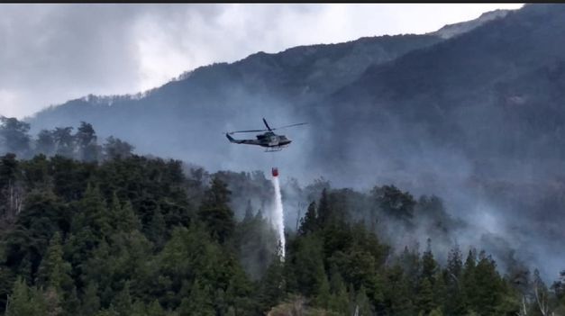 Se desplomó un helicóptero que combatía los incendios en la Patagonia: hay dos muertos