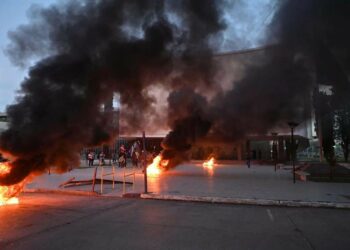 Incidentes y destrozos en la Casa de Gobierno de Chubut en medio de protesta de ambientalistas