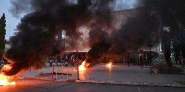 Incidentes y destrozos en la Casa de Gobierno de Chubut en medio de protesta de ambientalistas