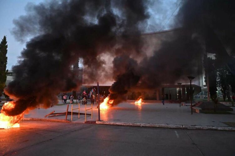 Incidentes y destrozos en la Casa de Gobierno de Chubut en medio de protesta de ambientalistas