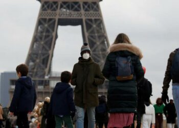 Francia superó su récord de casos y el umbral de 100.000 contagios diarios