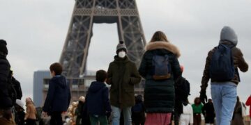 Francia superó su récord de casos y el umbral de 100.000 contagios diarios