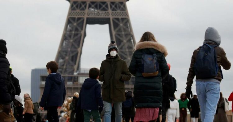 Francia superó su récord de casos y el umbral de 100.000 contagios diarios