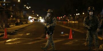 Ampliaron el toque de queda y redujeron el plazo entre dosis de vacunas en Perú