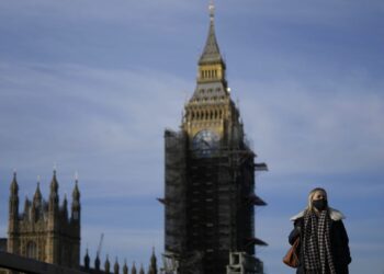 El Reino Unido elevó el estado de alerta ante la cepa Ómicrom