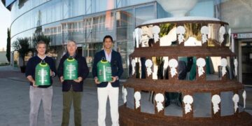 Una escultura de la ‘Ensaladera’ de vidrio reciclado recuerda a la Copa Davis más sostenible