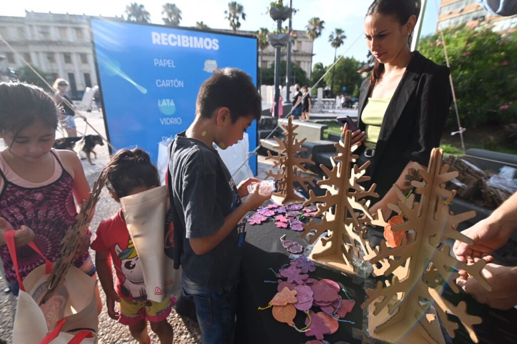 Continúa el canje de reciclables por adornos en Plaza de la Intendencia